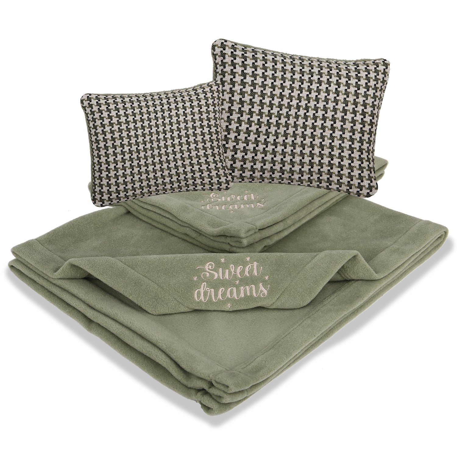 Green fleece bedding set with 'Sweet dreams' embroidery and two patterned pillows